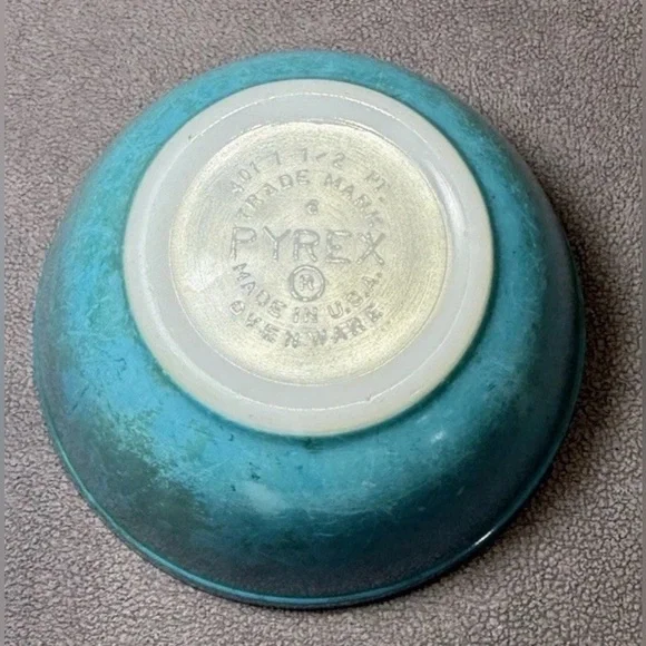Vintage Early PYREX Blue Mixing Bowl 1-1/2 Pint Model #401 Smallest In The Set - Picture 6 of 7